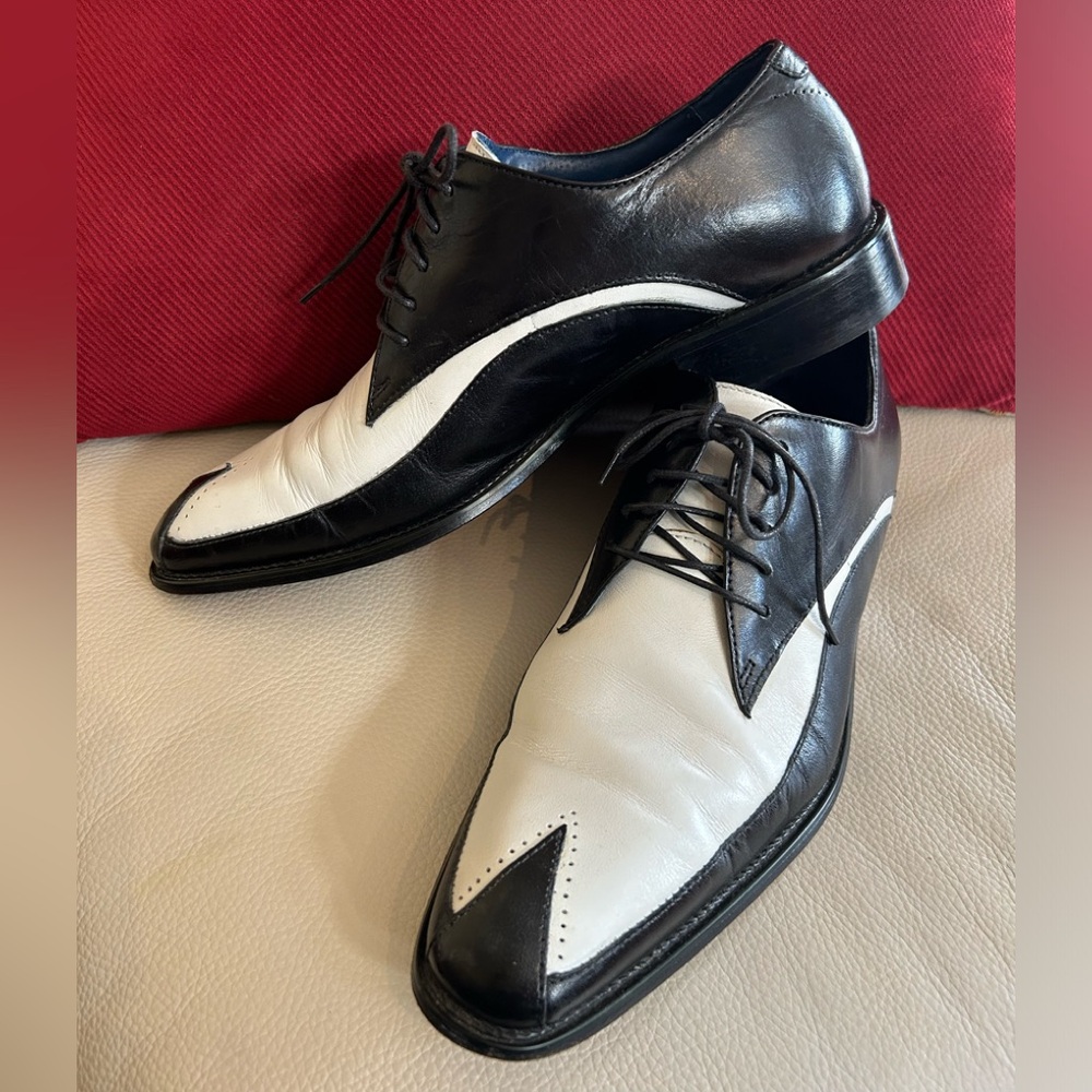 STACY ADAMS- Black & White Wing Tips